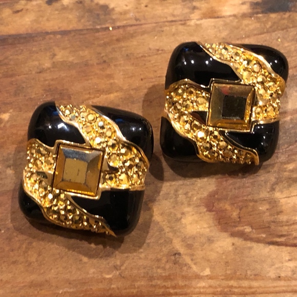 ST JOHN Jewelry - ST JOHN CLIP ON EARRINGS ST JOHN Jewelry - ST JOHN CLIP ON EARRINGS